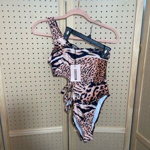 Sexy NWT Missguided size 6 One‎ Shoulder Mixed Animal Swimsuit one piece
